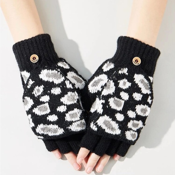 Women’s Fingerless Animal Print Gloves - Picture 3 of 4
